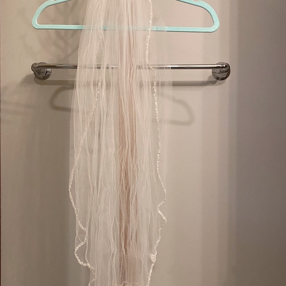 David’s Bridal veil, 30” long. - Picture 3 of 5